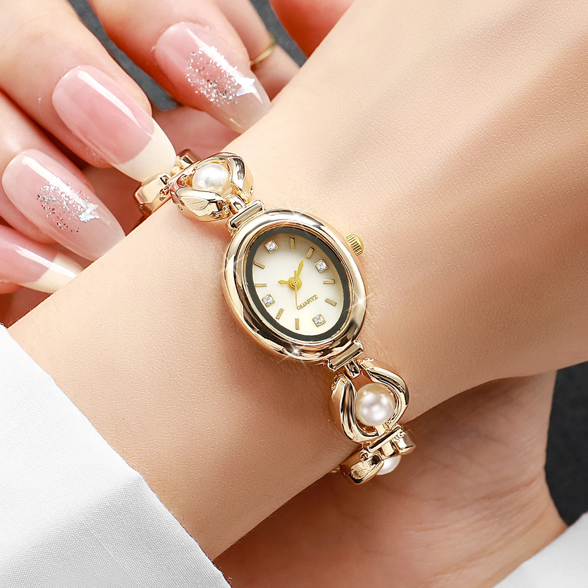 Chic Pearl Bracelet Quartz Wristwatch for Women - Stylish Diamond Accents and Casual Elegance