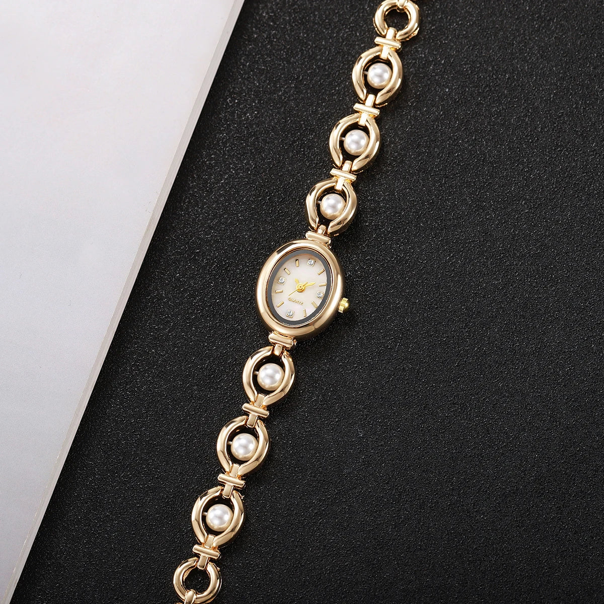 Chic Pearl Bracelet Quartz Wristwatch for Women - Stylish Diamond Accents and Casual Elegance