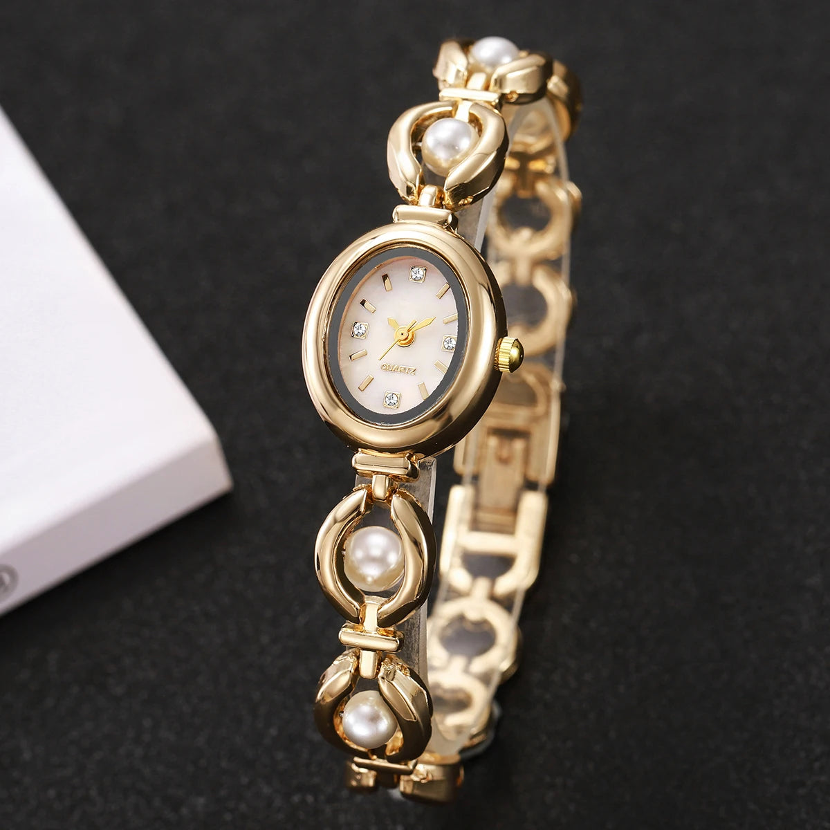 Chic Pearl Bracelet Quartz Wristwatch for Women - Stylish Diamond Accents and Casual Elegance