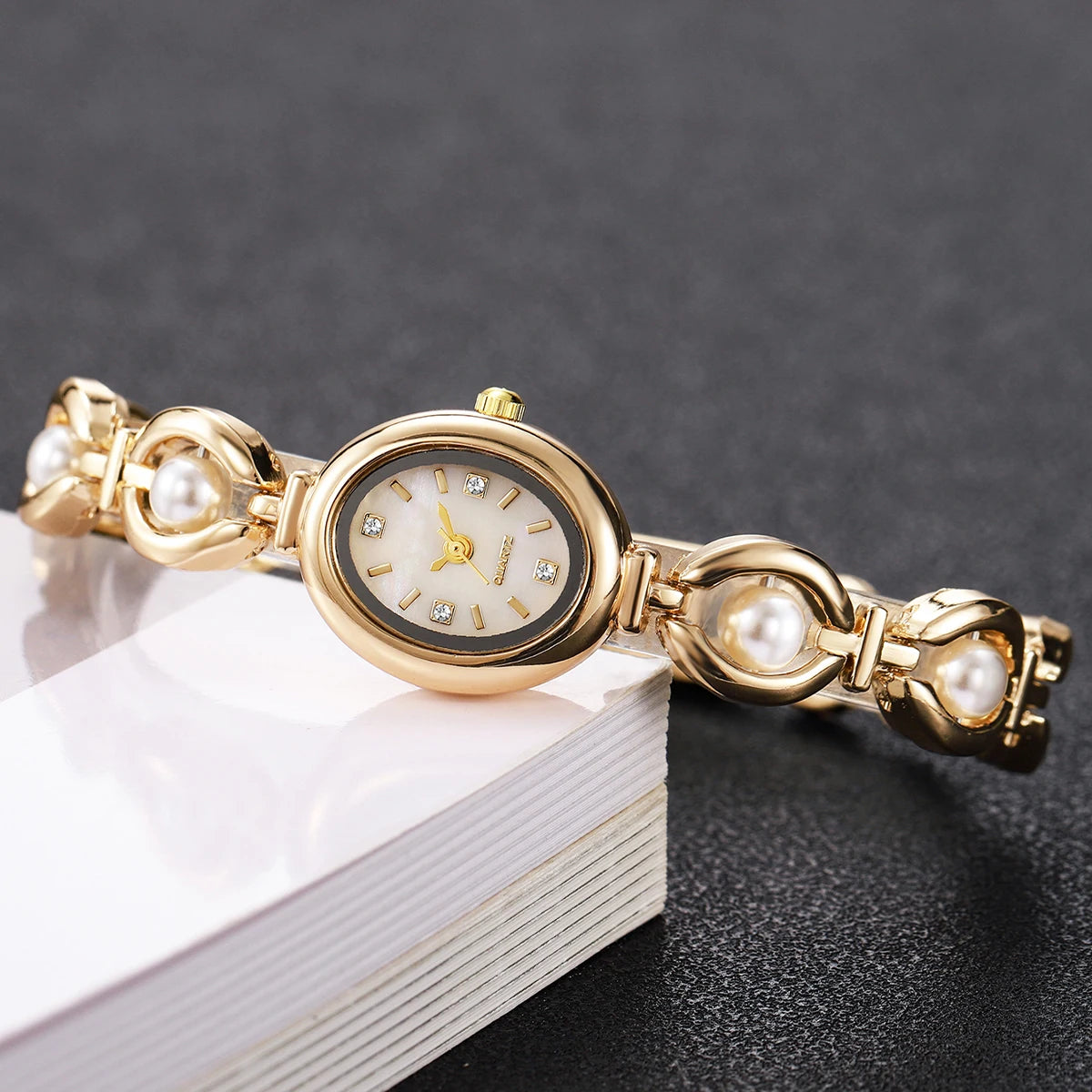 Chic Pearl Bracelet Quartz Wristwatch for Women - Stylish Diamond Accents and Casual Elegance